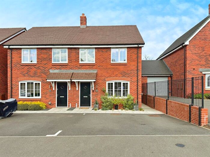3 Bedroom Semi-Detached House For Sale In Pattle Close, Lighthorne Heath, Leamington Spa, CV33