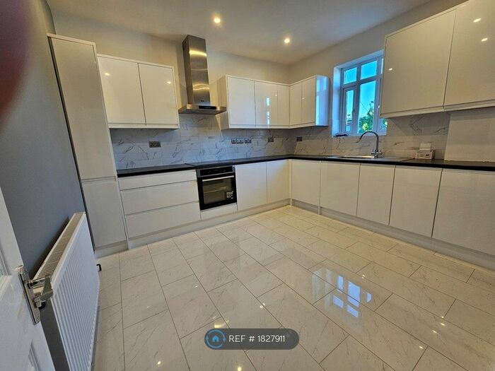 2 Bedroom Flat To Rent In New Cross Road, London, SE14