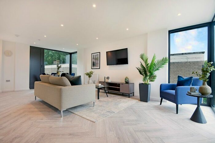 3 Bedroom Flat To Rent In Avenue Road, London, N6