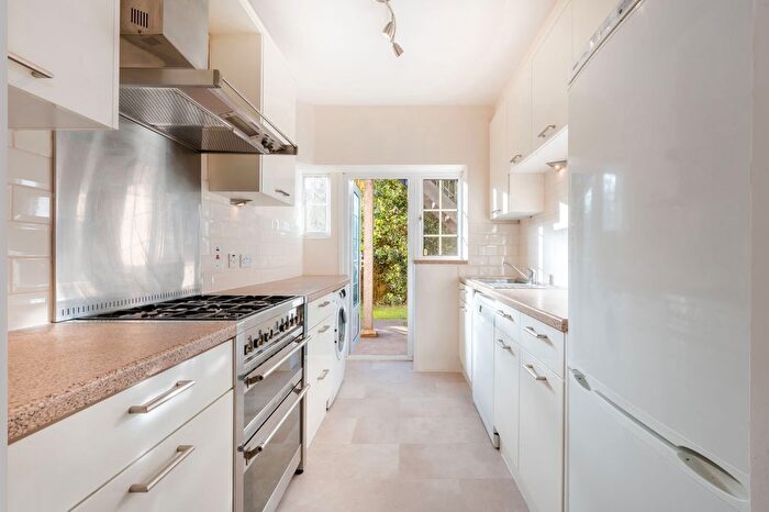 2 Bedroom Flat To Rent In Gloucester Court, Kew Road, TW9