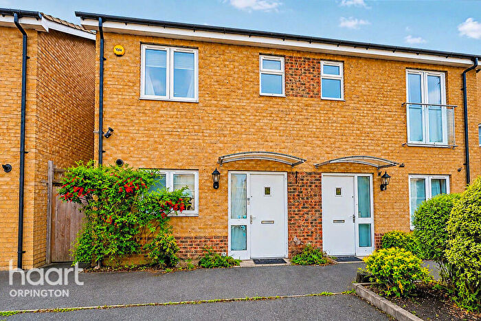 5 Bedroom Semi Detached House For Sale In Cygnet Close, Orpington, BR5