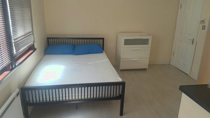 Studio To Rent In High Road, Leyton, E10