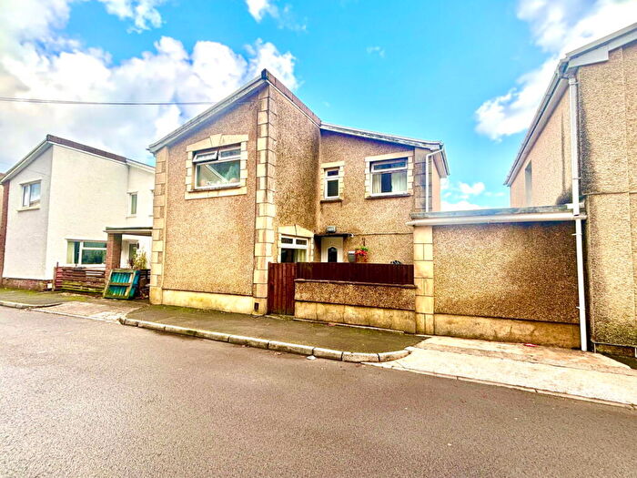 4 Bedroom Link Detached House For Sale In March Hywel, Cilfrew, Neath, SA10