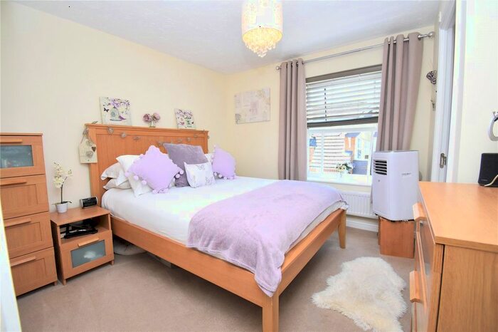 3 Bedroom Detached House For Sale In Heather Drive, Thatcham, Berkshire, RG18