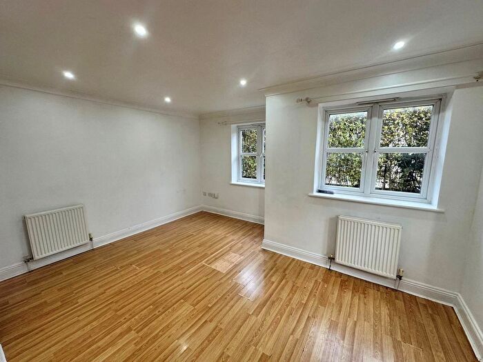 2 Bedroom Flat To Rent In Nestles Avenue, Hayes, UB3