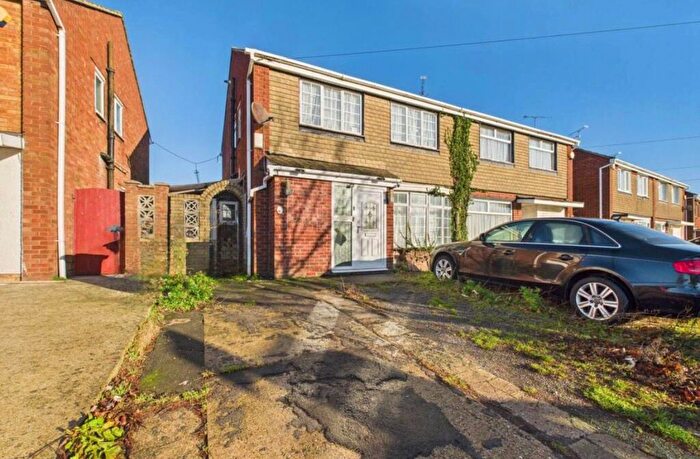 3 Bedroom Semi Detached House For Sale In Leagrave High Street, Luton, Bedfordshire, LU4