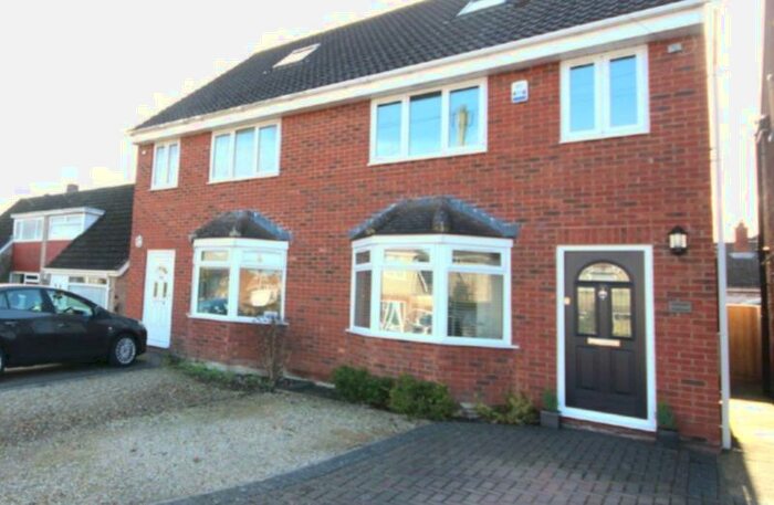 3 Bedroom Town House To Rent In Upham Road, Swindon, SN3