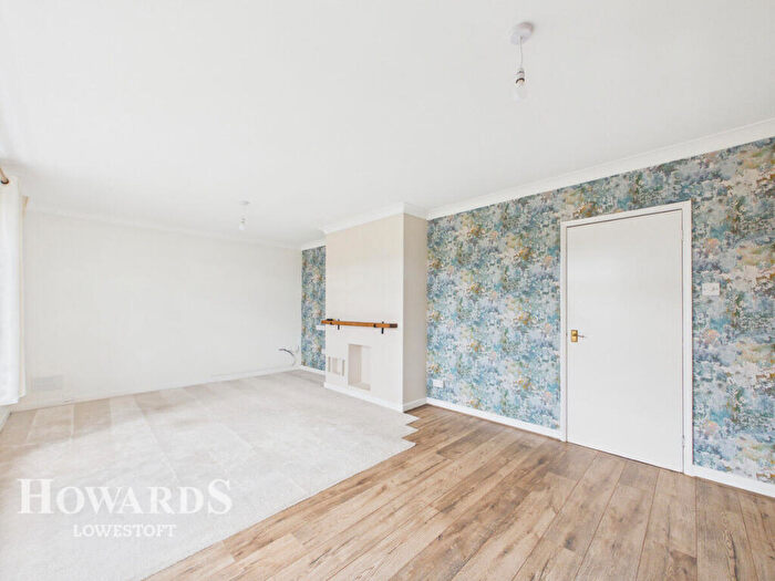 2 Bedroom Detached Bungalow For Sale In Mills Drive, Corton, NR32