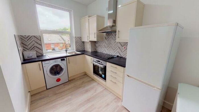 2 Bedroom Flat To Rent In The Crescent, Hyde Park, Leeds, LS6