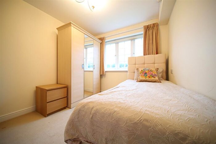 1 Bedroom Flat For Sale In Cockfosters Road, Cockfosters, Barnet, EN4