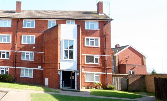 3 Bedroom Flat For Sale In Cobham Close, Bromley, BR2