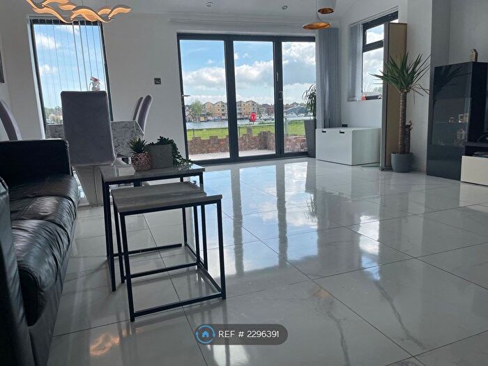 3 Bedroom End Of Terrace House To Rent In Janaway Gardens, Southampton, SO17