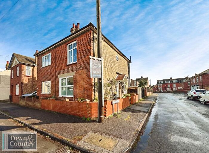 2 Bedroom Property For Sale In Ophir Road, Brightlingsea, CO7