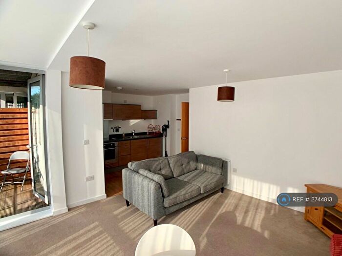 2 Bedroom Flat To Rent In Cross Street, Portsmouth, PO1