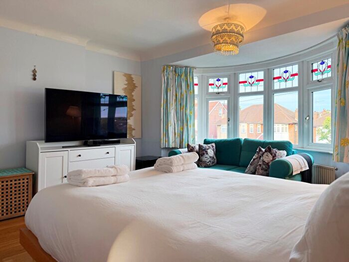 4 Bedroom Semi-Detached House To Rent In Osidge Lane, Southgate, London, N14