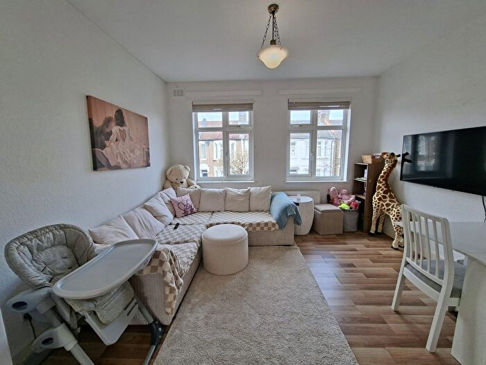 2 Bedroom Flat To Rent In Dowsett Road, London, N17