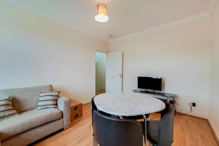 3 Bedroom Flat To Rent In Western Avenue, Ealing, London, W3