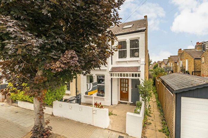 3 Bedroom Flat To Rent In Trentham Street, Wandsworth, SW18