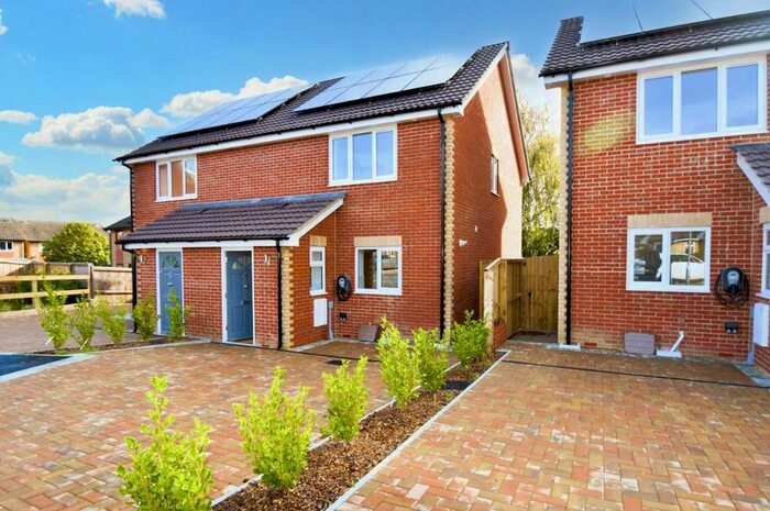 3 Bedroom Semi-Detached House To Rent In Alvington Manor View, Newport, PO30