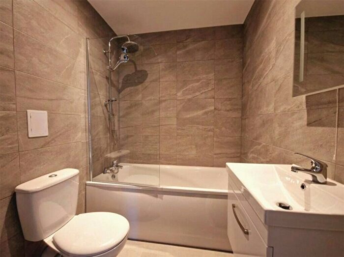 2 Bedroom Flat To Rent In Clarence Street, Swindon, Wiltshire, SN1