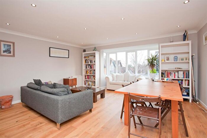 2 Bedroom Apartment To Rent In Linwood Close, Peckham, SE5