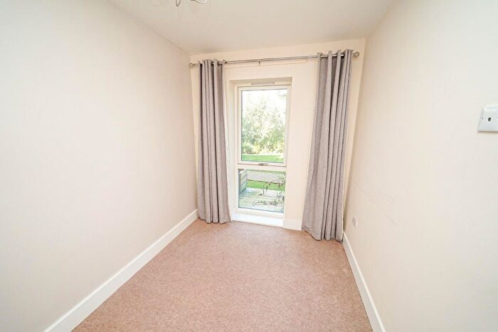 2 Bedroom Flat For Sale In Greenfields, Theedway, Leighton Buzzard, LU7