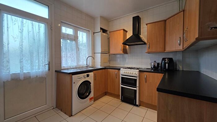 4 Bedroom House To Rent In West Kent Avenue, Northfleet, DA11