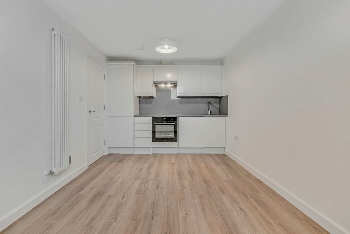 2 Bedroom Flat To Rent In Balham High Road, London, SW12