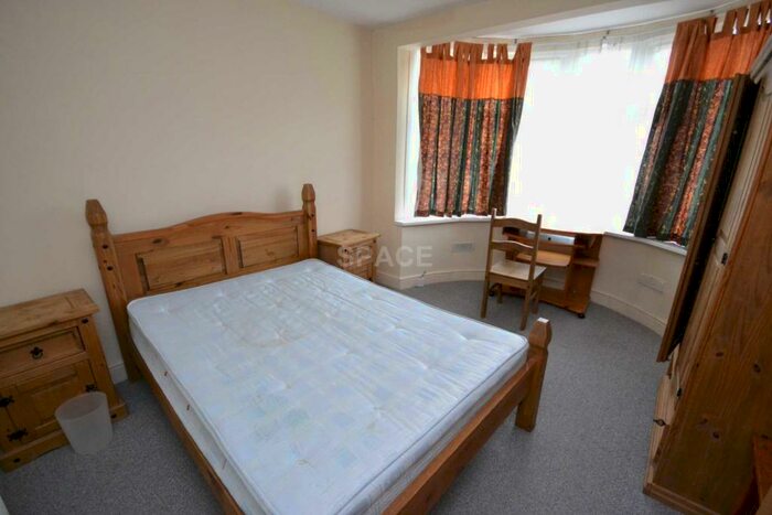 4 Bedroom Semi-Detached House To Rent In Stanhope Road, Reading, RG2