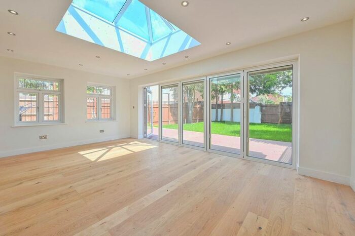 4 Bedroom Semi-Detached House To Rent In Malden Road, Worcester Park, KT4