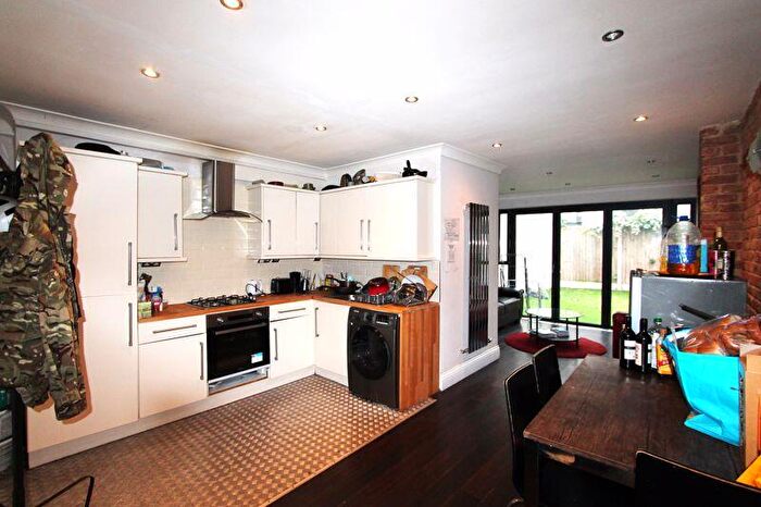 Flat To Rent In Vallance Road, London, E1