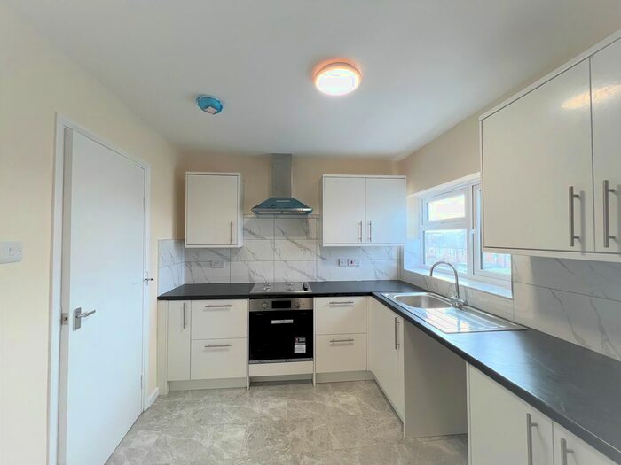 2 Bedroom Flat To Rent In Hoe Lane, Enfield, EN3