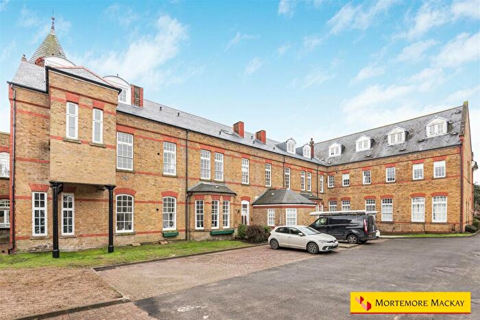 2 Bedroom Flat For Sale In Newsholme Drive, London, N21
