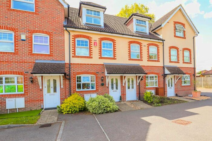 3 Bedroom Town House To Rent In Glenwood Court, Farnborough, GU14
