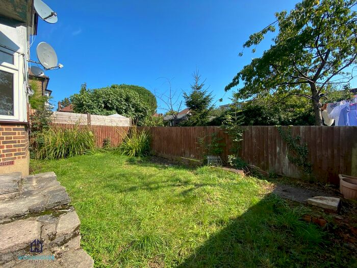 2 Bedroom Flat To Rent In Park Court, London, N12