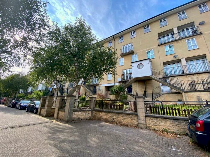 3 Bedroom Flat To Rent In Saffron Court, BA1