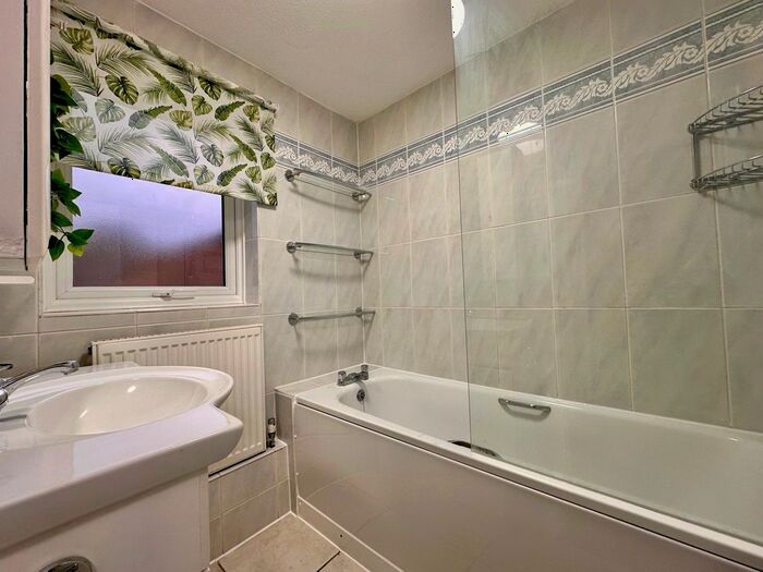 2 Bedroom Flat To Rent In Roman Courts, Cambridge, CB4