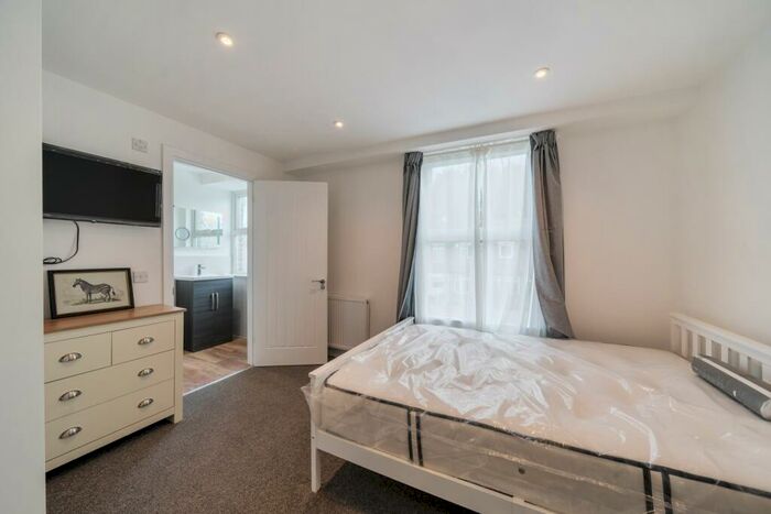 Terraced House To Rent In Aylett Road London, SE25