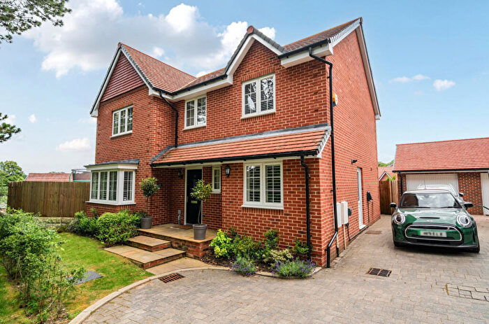 4 Bedroom Detached House For Sale In Walton Close, Alton, GU34