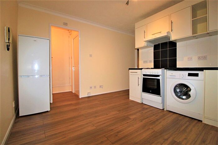 2 Bedroom Flat For Sale In Regents Close, Hayes, Middlesex, UB4