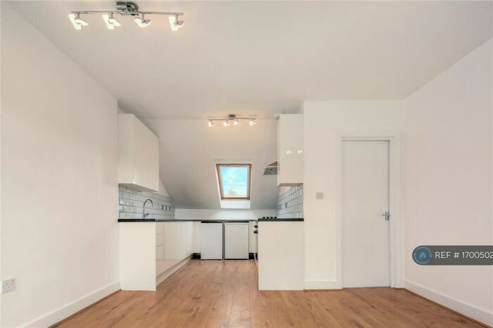 2 Bedroom Flat To Rent In Downs Road, London, E5