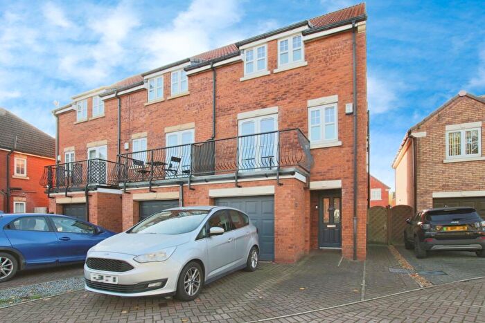 4 Bedroom Semi Detached House For Sale In Pools Brook Park, Hull, HU7