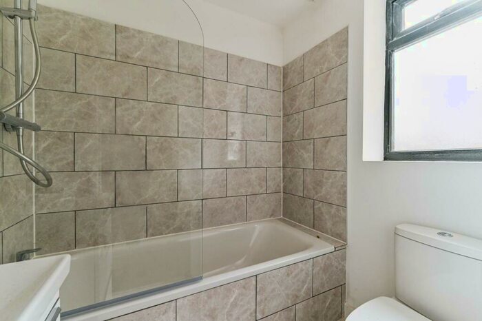 3 Bedroom Flat To Rent In Station Approach, Sutton, Tadworth, KT20