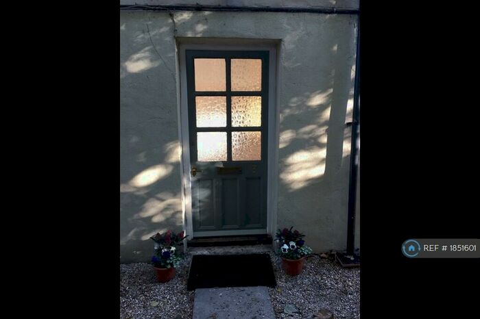 2 Bedroom Flat To Rent In The Quarry, Guildford, GU1