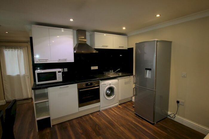 Studio To Rent In Sutton Lane, Langley, Slough, SL3