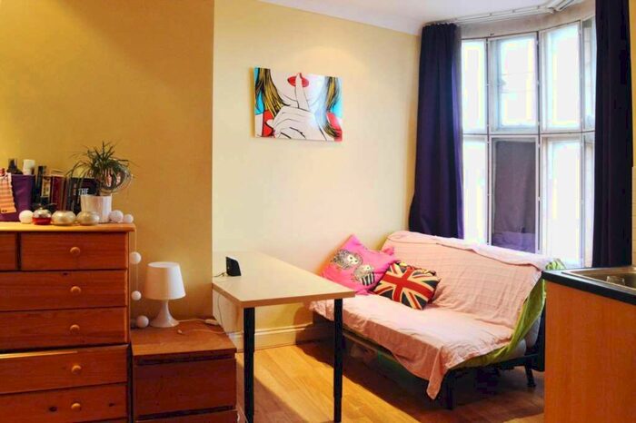 Studio To Rent In High Street, Acton, W3