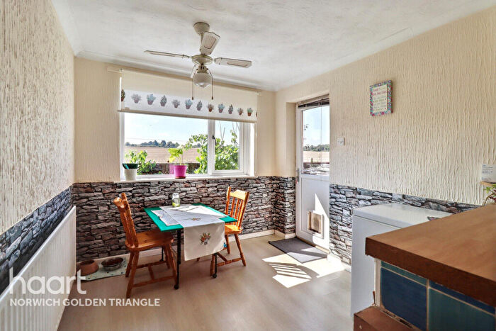 3 Bedroom Semi-Detached Bungalow For Sale In Hockering Lane, Norwich, NR9