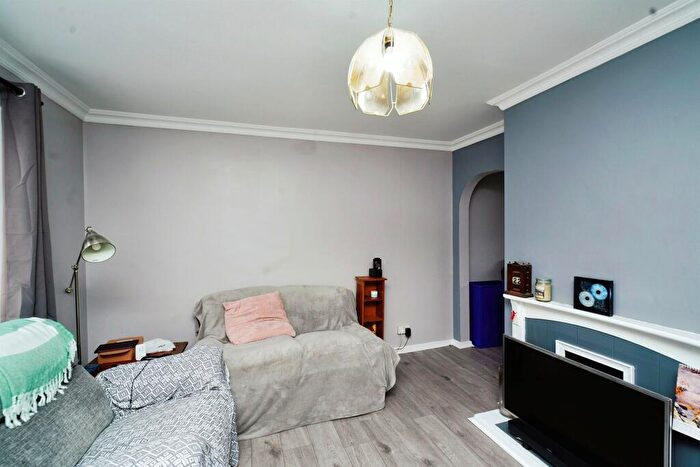 3 Bedroom End Of Terrace House For Sale In Castle Croft Road, Luton, LU1