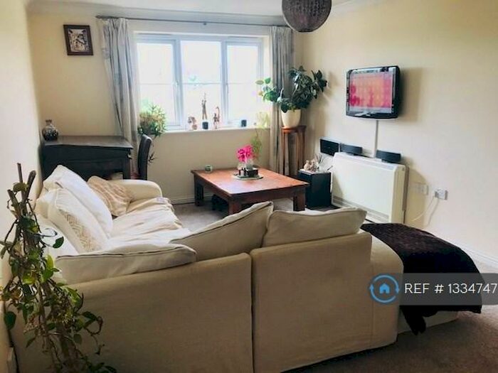 2 Bedroom Flat To Rent In Peatey Court, High Wycombe, HP13