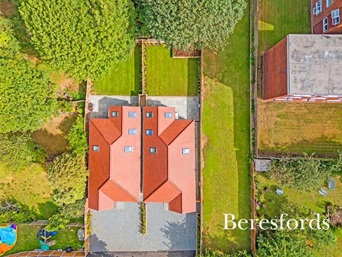 3 Bedroom Bungalow For Sale In Bridge Avenue, Upminster, RM14